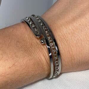 VTG SILVER TONE WIRE OPEN WORK HINGED BRACELET IXI PATTERN